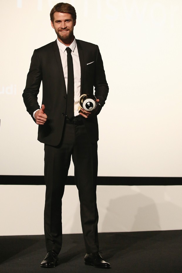 Liam Hemsworth: invista em costumes slim pretos para acentuar silhuetas mais esguias (Foto: Getty Images)