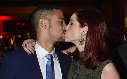 Sérgio Malheiros e Sophia Abrahão se beijam durante festa badalada de QUEM 15 anos