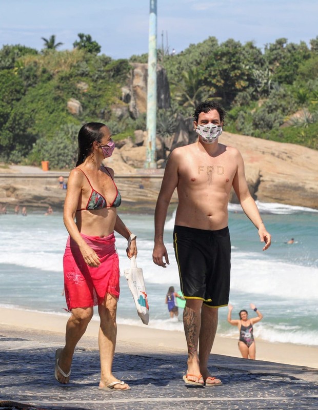 Felipe Dylon e a mãe, Maria Lúcia Priolli, em praia carioca (Foto: Daniel Delmiro/AgNews)