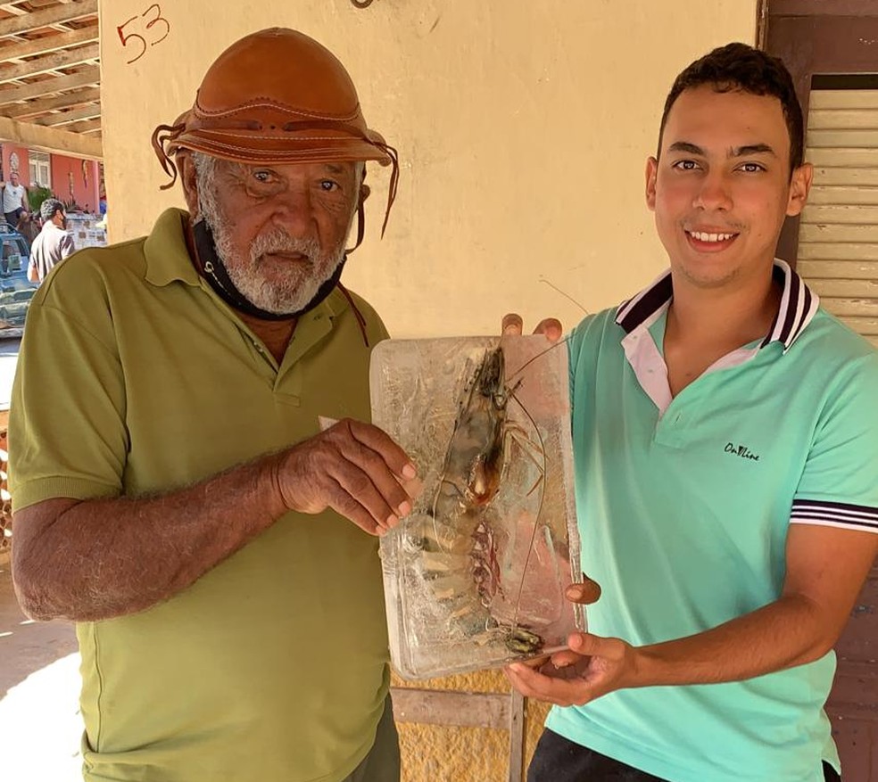 Samir Diniz, recebeu o 'camarão gigante' das mãos do pescador Gabriel Silva — Foto: Cedida