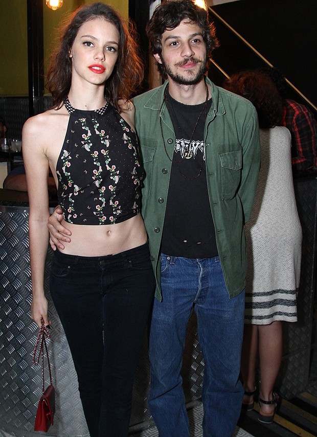 Firmes e fortes! Depois de um tempo separados, Laura Neiva e Chay Suede ...
