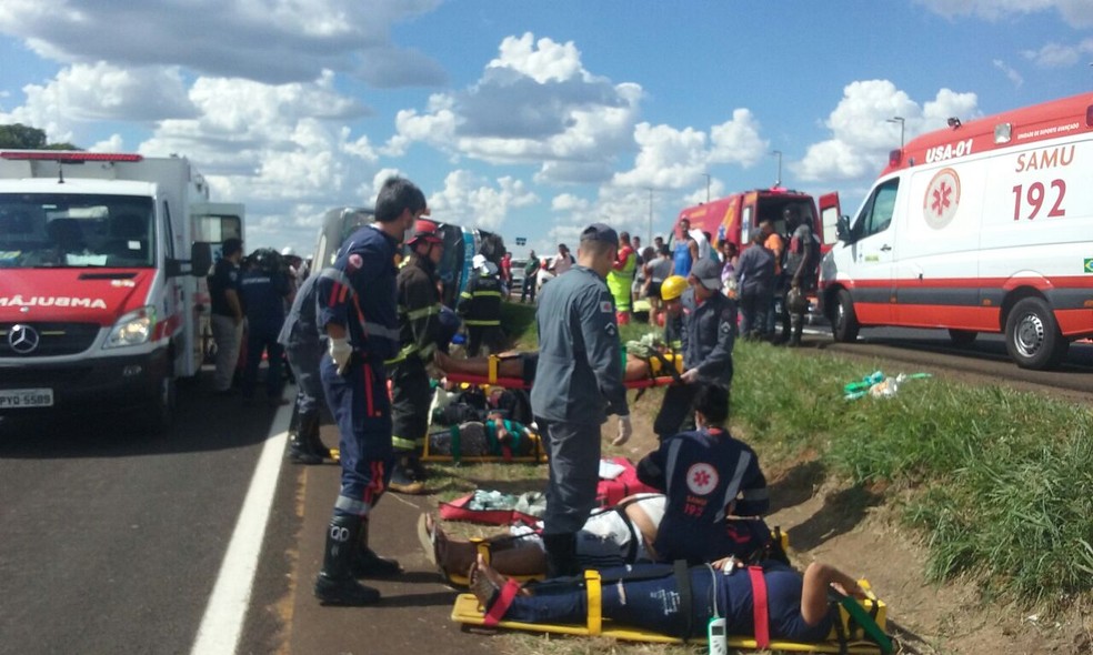 Feridos foram encaminhados a hospitais de Uberaba (Foto: Camila Leste)