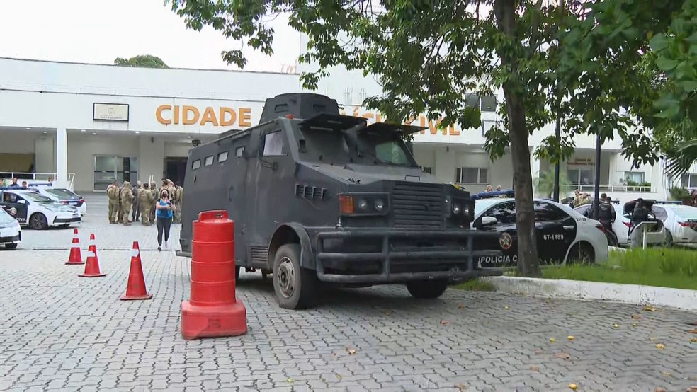 Veículo blindado sai da Cidade da Polícia em direção ao Jacarezinho, em projeto de ocupação social de comunidades do Governo do Rio de Janeiro — Foto: Reprodução/ TV Globo