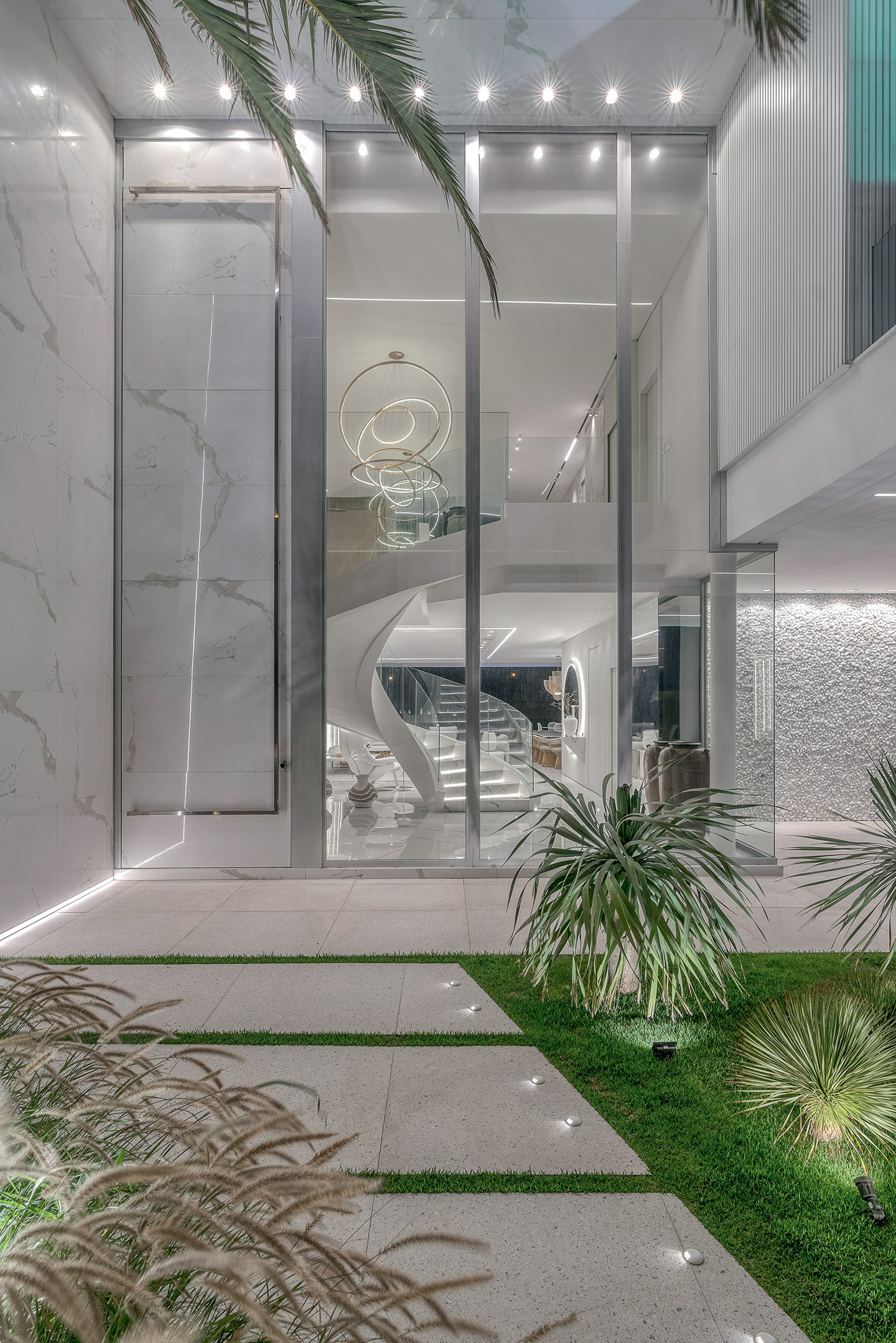 Casa de 500 m² com decoração monocromática e fachada moderna (Foto: Vinicius Ferzeli/divulgação)
