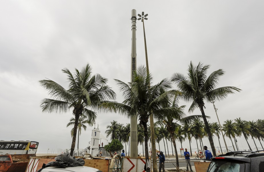Operadora telefônica TIM instala postes com rebatedor do sinal 5G na orla de Copacabana, na Zona Sul