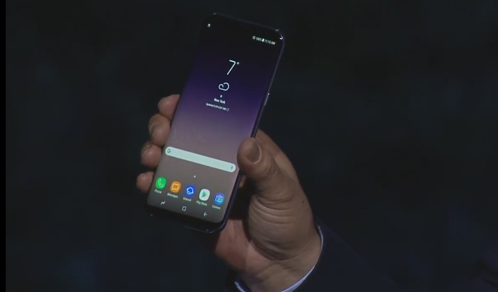 Diretor da divisão de smartphones da Samsung, Koh Dong-jin, mostra novo Samsung S8  (Foto: Divulgação)