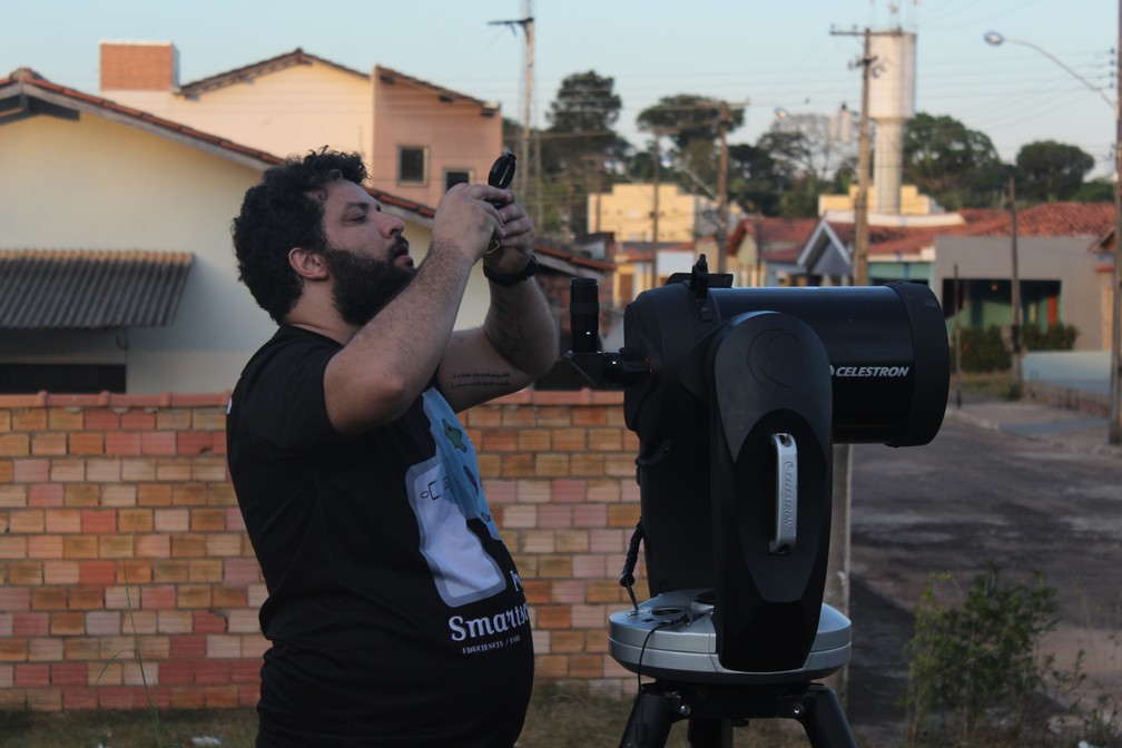 Professor montou esquema com telescópios para visualizar eclipse lunar do dia 16 de julho, em Porto Velho. — Foto: Pedro Bentes/G1