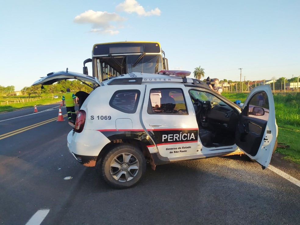 Colisão entre ônibus e viatura matou policial científica em Martinópolis (SP) — Foto: Bruna Bachega/TV Fronteira