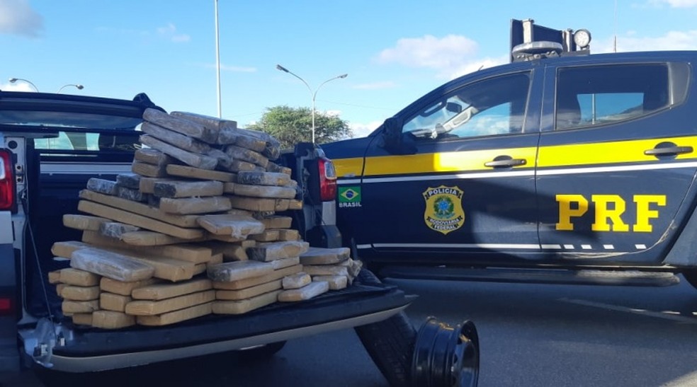 Maconha apreendida em caminhonete na BR-116, na Bahia — Foto: PRF/ Divulgação