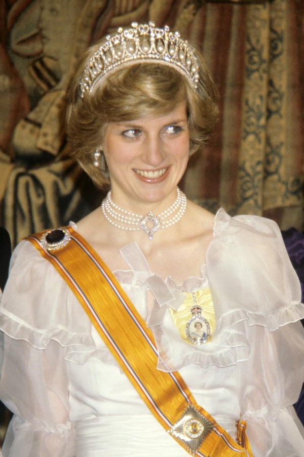 O colar gargantilha de pérolas japonesas da rainha, faz parte da coleção de Sua Majestade, e foi usado uma vez pela falecida sogra de Kate, a princesa Diana (Foto: Getty Images)