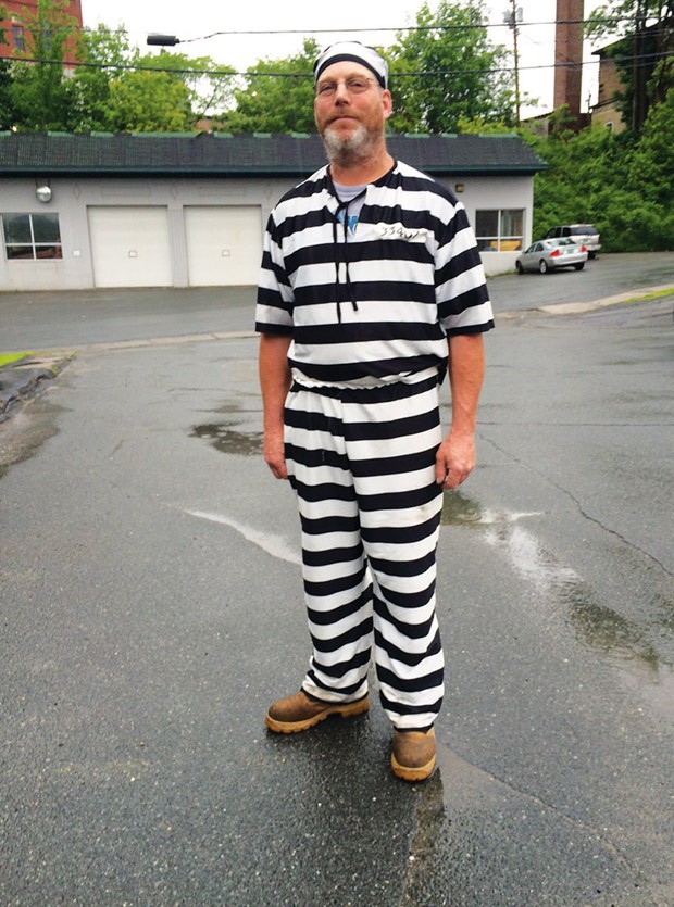 James Lowe escapou de júri por usar roupa igual de prisioneiro nos EUA (Foto: Dana Gray/The Caledonian Record/AP)