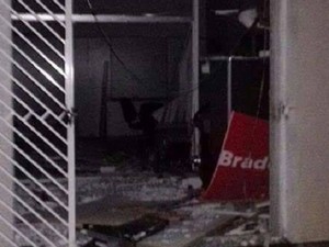 Agência do Bradesco também foi explodida em Pratinha (Foto: Polícia Militar/Divulgação)