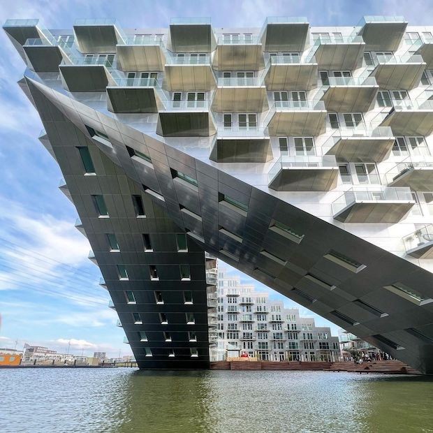 Por um lado, o prédio desce dez andares do lado da água e, por outro, ergue-se dez andares para fora da água (Foto: BIG Architects / Divulgação)
