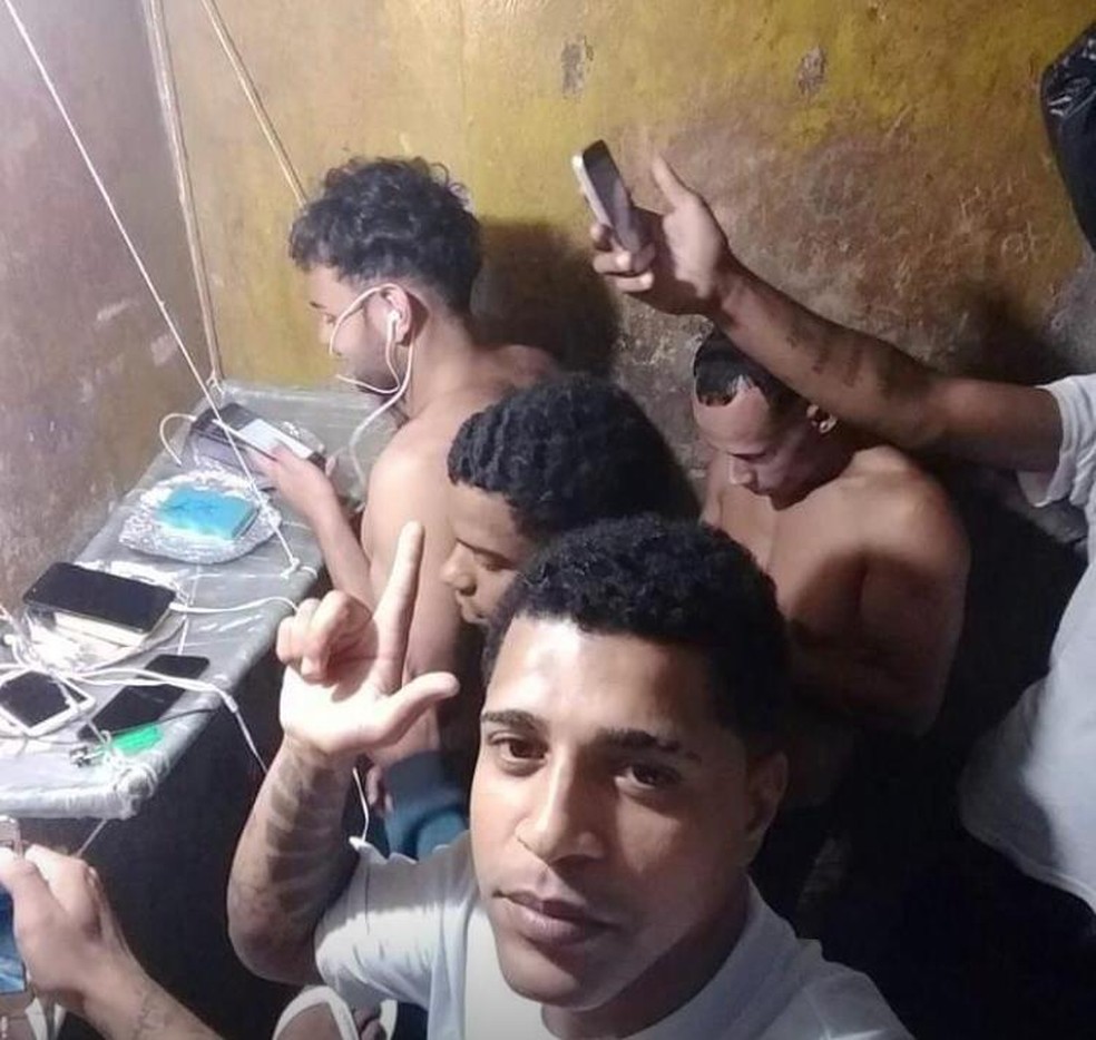 Detentos com celulares dentro do CDP  â€” Foto: G1 Santos