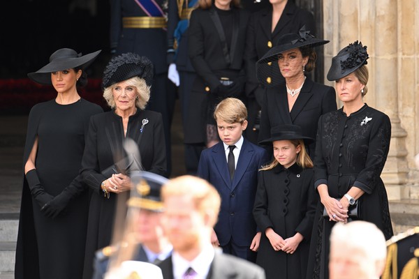  Meghan Markle, Camilla, Rainha Consorte, Príncipe George de Gales, Kate Middleton, Princesa Charlotte de Gales e Sophie, Condessa de Wessex, durante o funeral de Estado da Rainha Elizabeth II na Abadia de Westminster, em Londres (Foto: Getty Images)