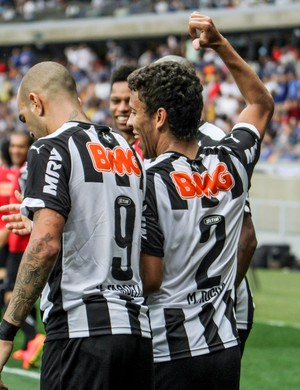 Diego Tardelli e Marcos Rocha comemoram segundo do Atlético-MG no clássico (Foto: Bruno Cantini)