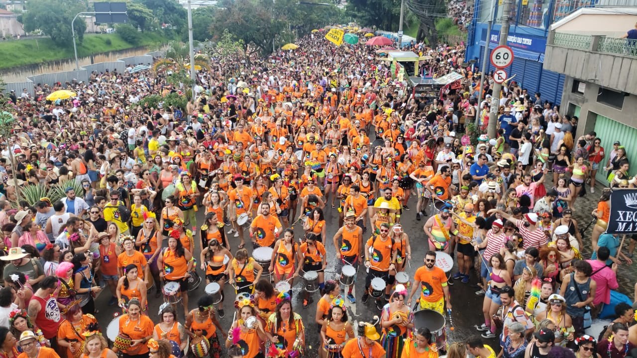 Sem carnaval de rua em BH, blocos  Volta Belchior e Então, Brilha! se encontram no palco neste domingo