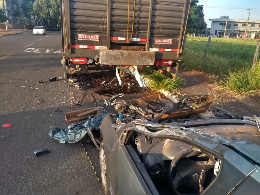 Caminhão onde Amanda bateu estava estacionado regularmente  (Foto: Rodrigo Grando / TV Morena)