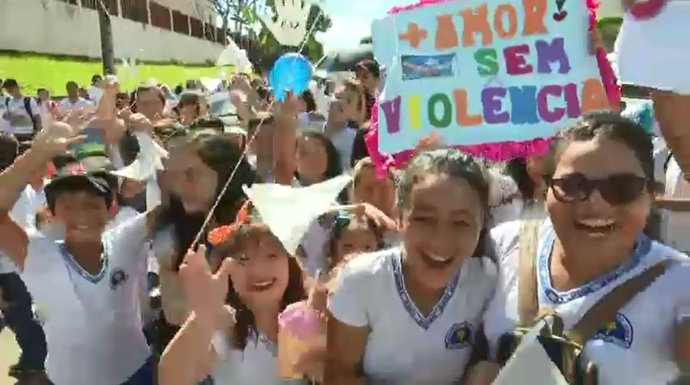 Com cartazes e balões brancos, alunos do Instituto São José pediam mais amor e paz (Foto: Reprodução/Rede Amazônica Acre)