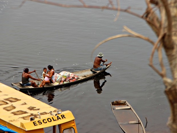 Famílias cadastradas receberam cestas da Defesa Civil (Foto: Suelen Gonçalves/G1 AM)