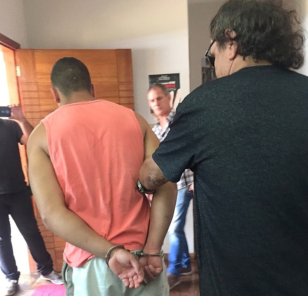 Suspeito foi levado para o Rio de Janeiro para ser interrogado — Foto: Fabiana Assis/G1
