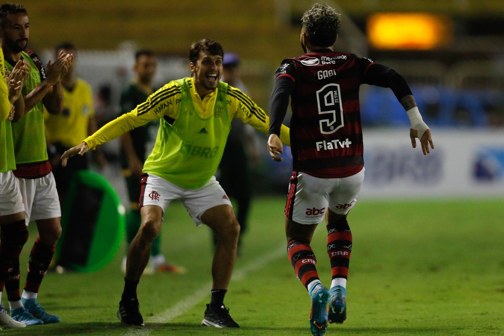 Rodrigo Caio é procurado por Gabigol para o abraço do primeiro gol do Flamengo — Foto: Gilvan de Souza/Flamengo