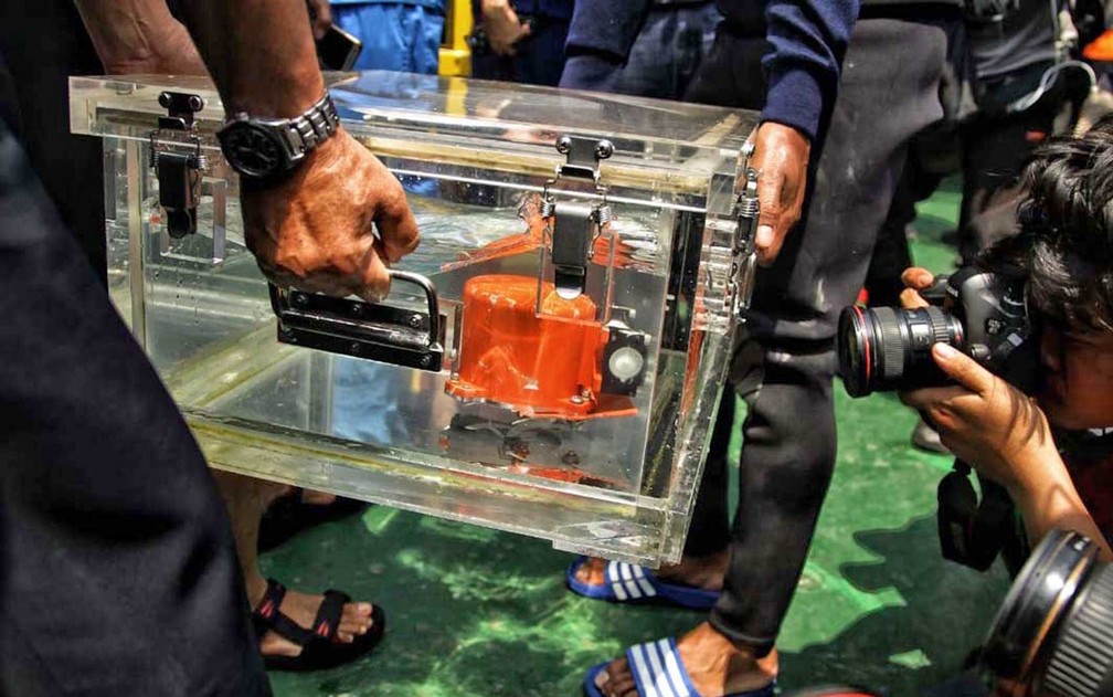 Autoridades mostram caixa preta do avião da Lion Air, recuperada no Mar de Java — Foto: Pradita Utama / AFP