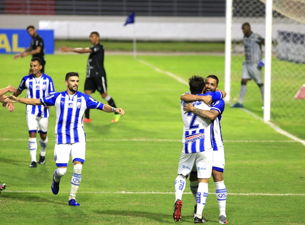 Dellatorre abraça Norberto após o gol do CSA — Foto: Ailton Cruz/Gazeta de Alagoas