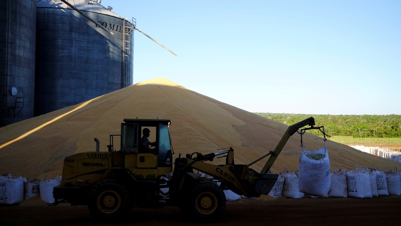 Milho da segunda safra do lado de fora de silos de armazenamento em Sorriso, Mato Grosso (Foto: REUTERS/Nacho Doce)