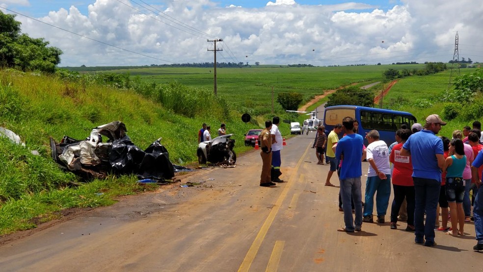 Duas pessoas morreram e mais de dez ficaram feridas em acidente na PR-464, no noroeste do Paraná (Foto: Polícia Rodoviária Estadual/Divulgação)