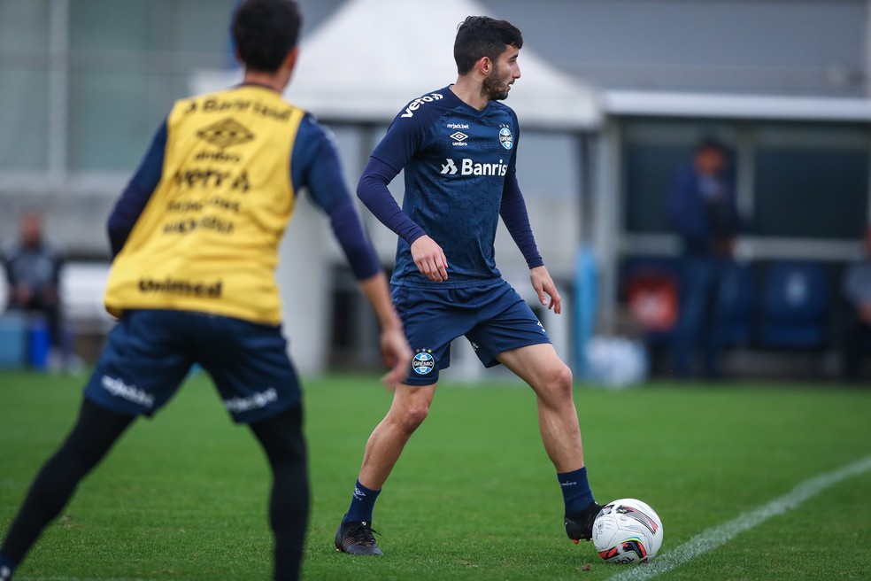 Roger conta com o retorno de Villasanti e pode voltar a utilizar apenas 2 zagueiros