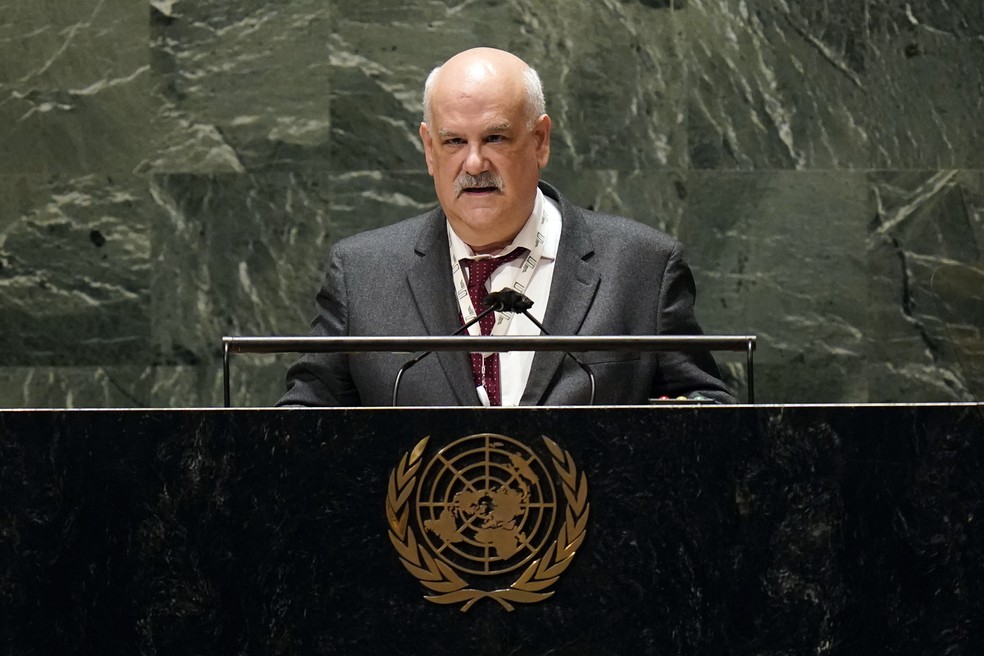 Embaixador brasileiro em sessão extraordinária da Assembleia Geral das Nações Unidas (ONU) nesta segunda-feira (28), em Nova York. — Foto: Seth Wenig/AP Photo