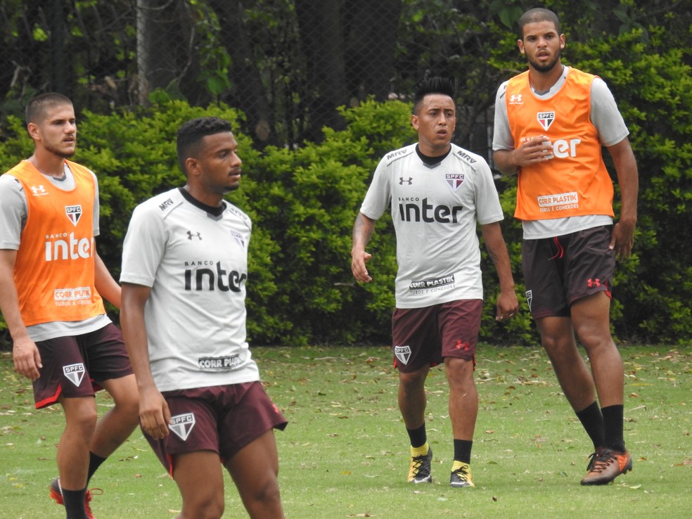 Cueva volta a treinar com grupo do São Paulo, mas não será titular no clássico (Foto: Marcelo Hazan)