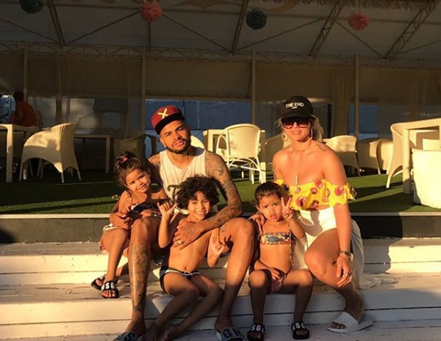 Dentinho e Dani Souza com os filhos (Foto: Reprodução/Instagram)