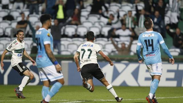 Guilherme Parede comemora primeiro gol do jogo, seu oitavo na temporada