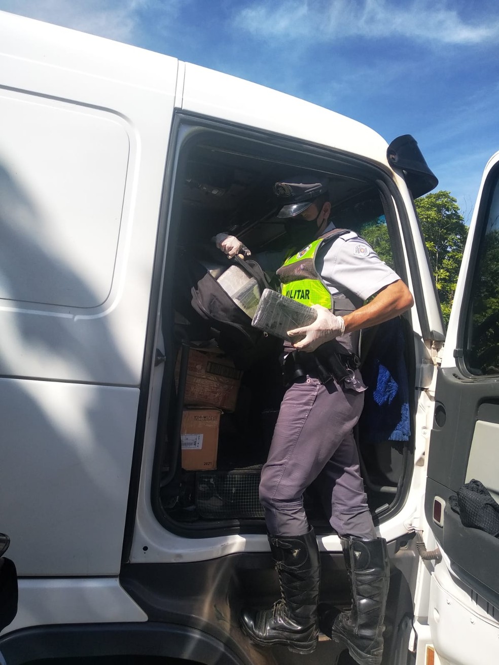 Carga de pasta base de cocaína foi apreendida em Adamantina (SP) — Foto: Polícia Militar Rodoviária