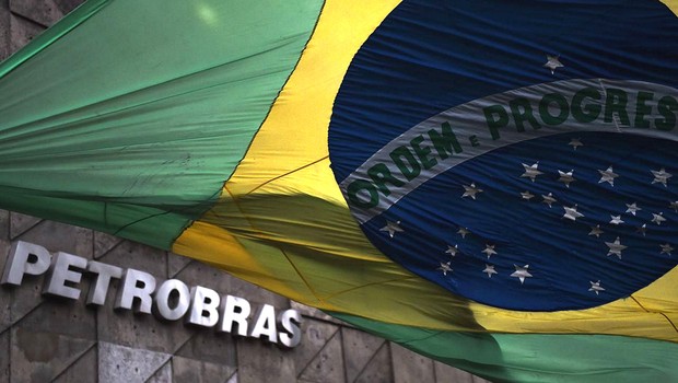 Bandeira do Brasil é vista diante da sede da Petrobras no Rio de Janeiro (Foto: Vanderlei Almeida/AFP/Getty Images)