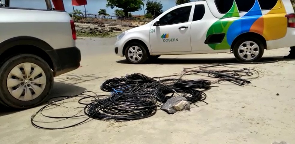 Fios de ligação clandestina de energia foram removidos por equipes técnicas. — Foto: Cosern/Divulgação