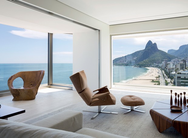 A vista 360° da praia de Ipanema foi privilegiada na reforma do apartamento de 520 m², no Rio de Janeiro (Foto: Filippo Bamberghi/Divulgação)