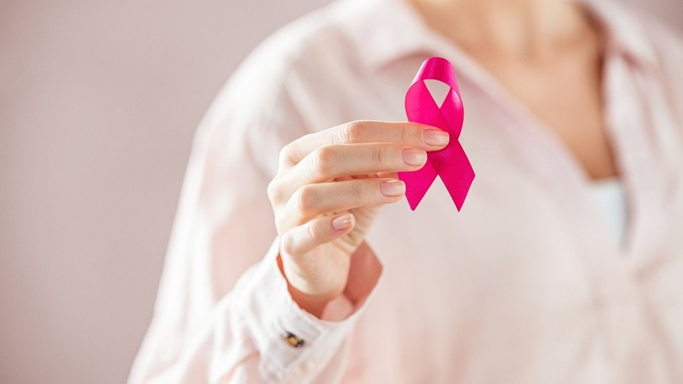 O mês de outubro é conhecido como Outubro Rosa e visa chamar a atenção para o câncer de mama — Foto: Canva