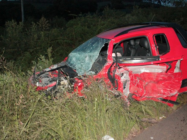 Carro da Argentina sai da pista e bate em barranco na BR-282 em Irani