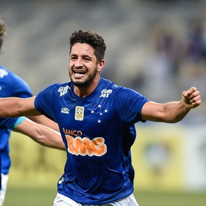 De volta ao time titular, Léo prevê Timão forte, mesmo com desfalques