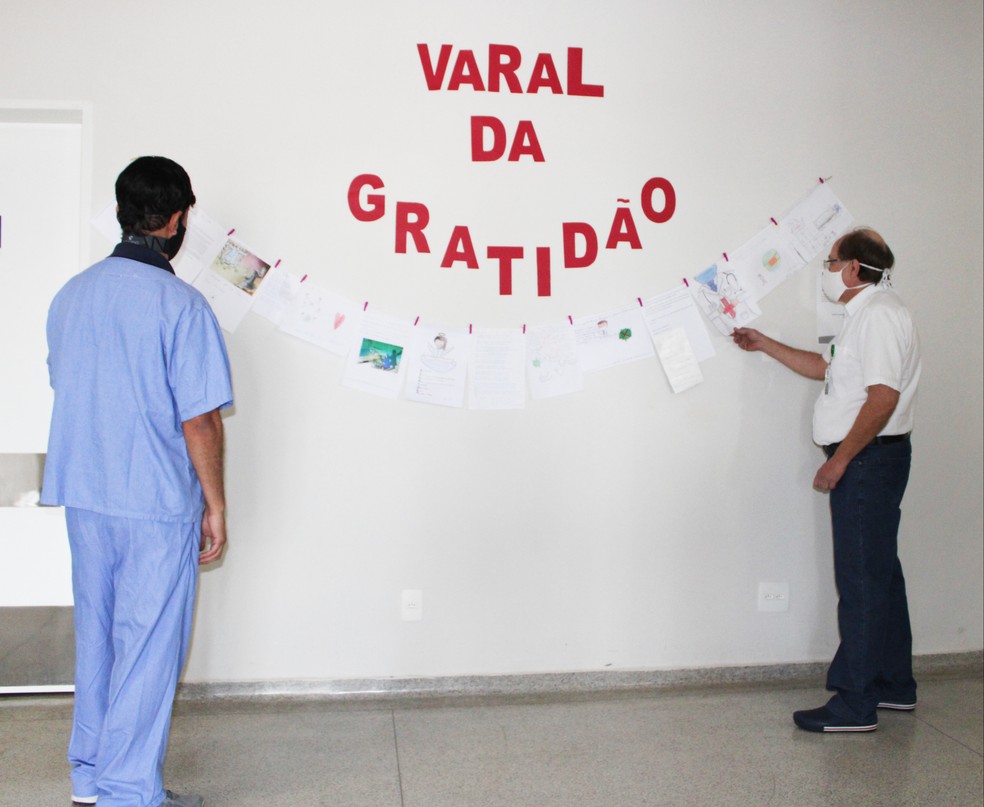 Varal montado na entrada no HRP, em Piracicaba &mdash; Foto: Let&iacute;cia Azevedo