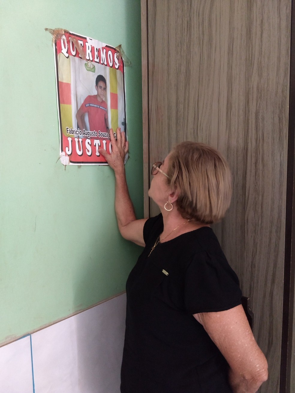 No quarto que era usado pelo adolescente ainda existe um cartaz com a frase 'queremos justiça — Foto: Aline Nascimento/g1