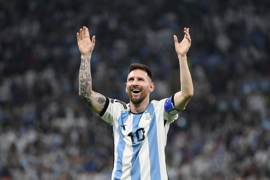Lionel Messi comemora após a vitória da Argentina na final da Copa do Mundo do Catar
