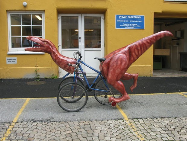 Dinossauro na bicicleta (Foto: Henning Pedersen / Divulgação)