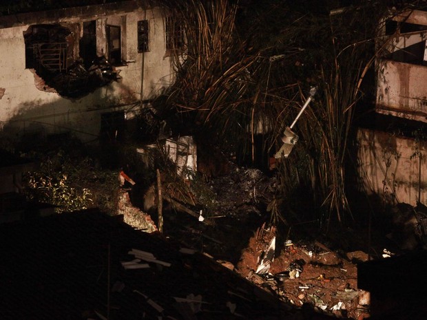 Local do acidente aéreo em Santos é iluminado para que as buscas por restos mortais e investigações continuem noite adentro (Foto: Murillo Constantino/Agência O Dia/Estadão Conteúdo)