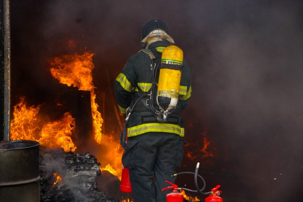 Bombeiros foram acionados para combater as chamas em Ibitinga  — Foto: Jean Gomes/Portal Ternura FM