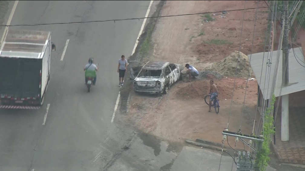 Veículo usado no ataque a um banco em Belford Roxo, na Baixada Fluminense, foi incendiado durante a fuga — Foto: GloboNews/Reprodução