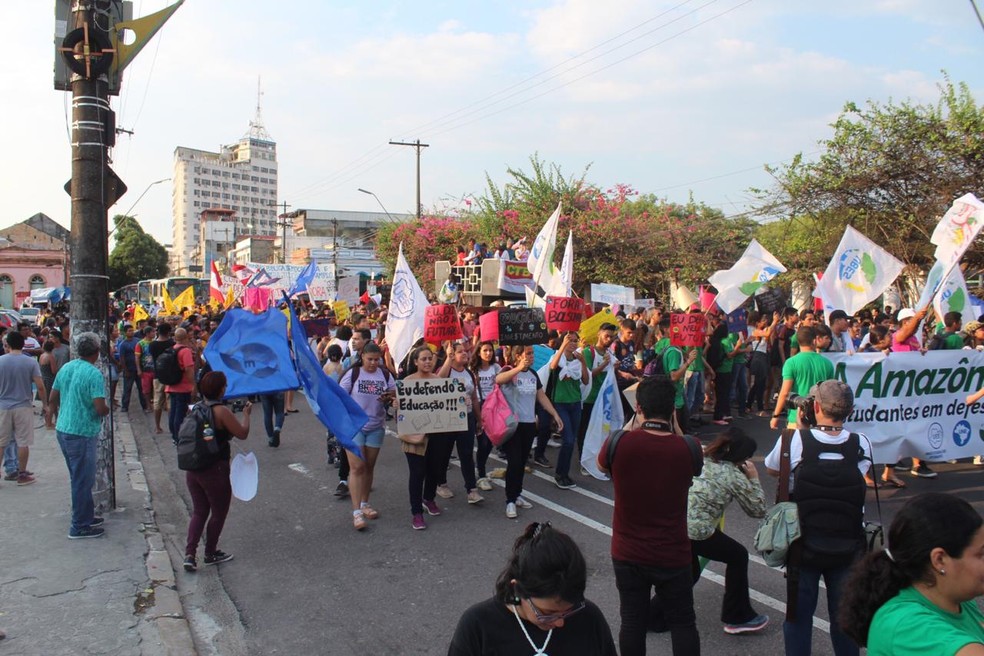 Manifestantes se reuniram na Praça da Saudade — Foto: Rickardo Marques/G1 AM